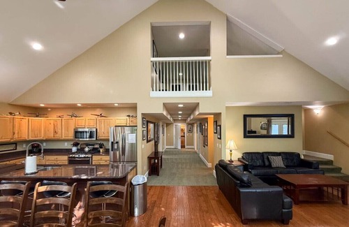 North Conway House | 42-2 Locust Lane | Sleeps 21, Pool, Hot Tub, Views