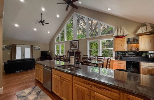 North Conway House | 42-2 Locust Lane | Sleeps 21, Pool, Hot Tub, Views