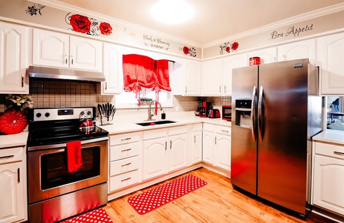 Dupont House | 420Friendly 8BR HotTub PS5 Arcade Theater Pool Sauna DancePole