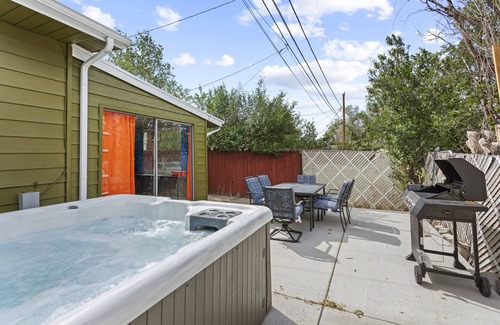 Dupont House | 420Friendly 8BR HotTub PS5 Arcade Theater Pool Sauna DancePole