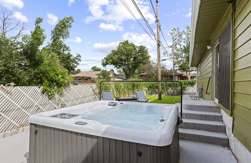 Dupont House | 420Friendly 8BR HotTub PS5 Arcade Theater Pool Sauna DancePole