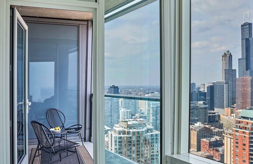 The Loop Apartment | 43 Fl World-Class Escape w/Breathtaking Lake Views