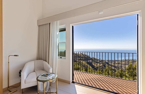 Malibu House | 4B/4.5B Malibu Estate with Incredible Ocean Views