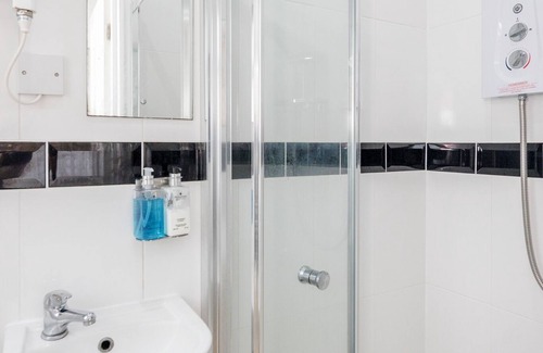 Enfield Highway House | 4BD Family and Contractor house in North London with Parking