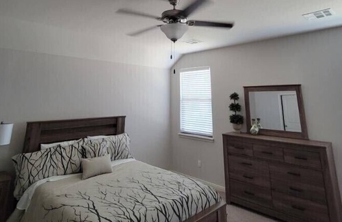 Mustang House | 4BD HOME NEAR AIRPORT/ DOWTOWN/ FFA/ OUTLET MALLS AND MUCH MORE