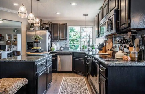 Lakewood House | 4bd Lakefront, w/hot tub, outdoor kitchen & dock