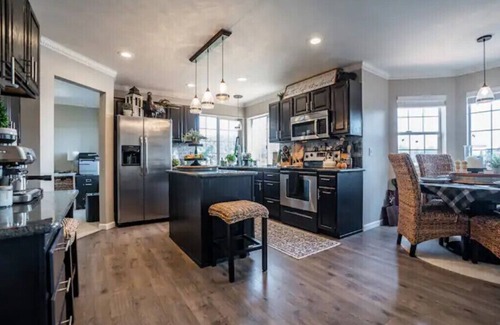 Lakewood House | 4bd Lakefront, w/hot tub, outdoor kitchen & dock