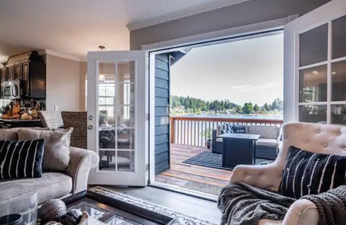 Lakewood House | 4bd Lakefront, w/hot tub, outdoor kitchen & dock