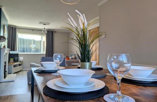 Balderton House | 4Bed House with Garden & Parking, Perfect for Contractors