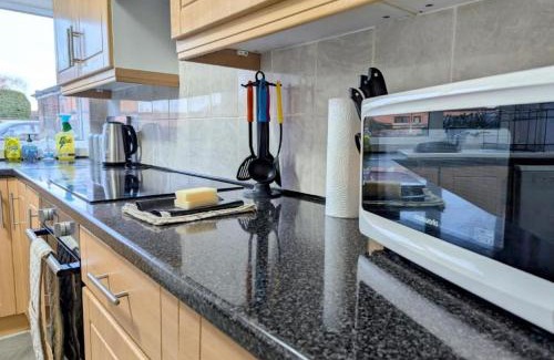 Balderton House | 4Bed House with Garden & Parking, Perfect for Contractors