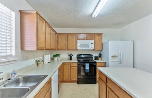Lehi House | 4BR/2.5B Pet Friendly! 2 Car Garage near Utah Lake!