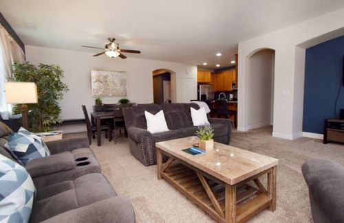 Reno House | 4BR, 20 min to Lake Tahoe & Reno, King Bed, Garage