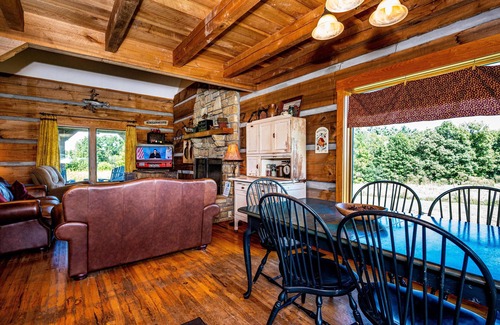 Helmsburg Cabin | 4BR, 2BA