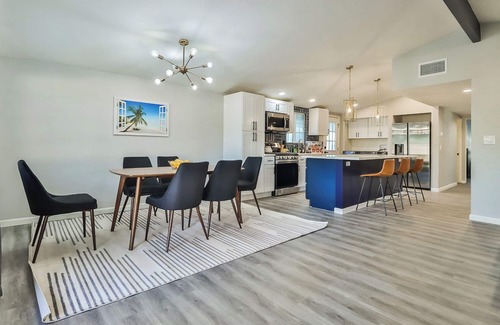 Winnetka House | 4BR 2BR All Inclusive Warner Grove for Relocation Fast Wi-Fi, Yard, Parking