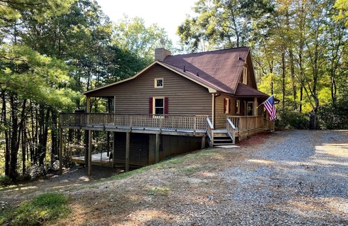 Blue Ridge Cabin | 4BR & 3.5BA Cabin near Toccoa River with Hot Tub and Game Room!