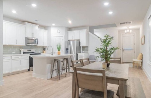 Austin House | 4BR/3.5BH Private Pool: 5M Airport, F1 & 2300 Sqft