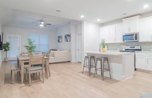 Austin House | 4BR/3.5BH Private Pool: 5M Airport, F1 & 2300 Sqft