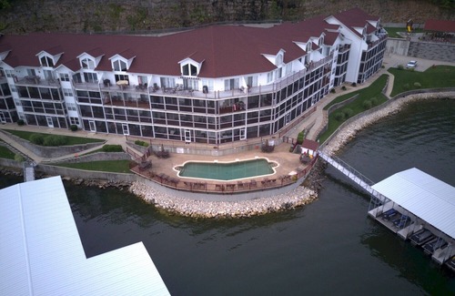 Camdenton Condo | 4BR/3BA Luxury Lakefront, Penthouse Executive Clearwater Condo w/12x32 boat slip