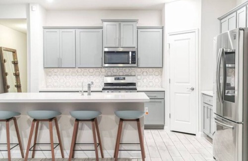 Austin House | 4BR/3BH Private Pool: 5M Airport & F1 & 2500 Sq.ft