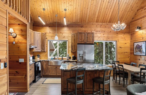 North Bend House | 4BR Alpine Retreat on Creek, Near Hiking & Biking