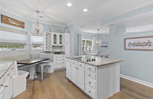 Clipper Cove House | 🏖4BR Beach Retreat-Community Pool-Walk to Beach-By the Ocean Blue🏖
