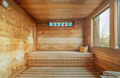 Wolf Laurel House | 4BR Cabin with Ski Resort, Mtn Views & Hot Tub