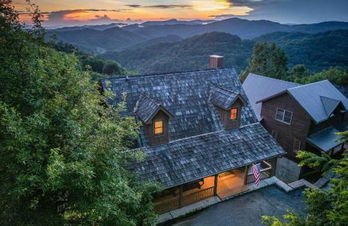 Wolf Laurel House | 4BR Cabin with Ski Resort, Mtn Views & Hot Tub