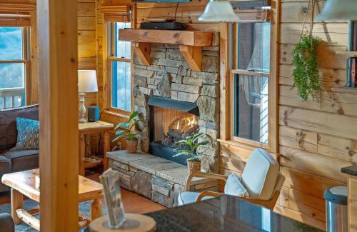 Wolf Laurel House | 4BR Cabin with Ski Resort, Mtn Views & Hot Tub