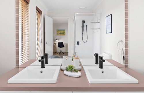 Tarneit House | 4BR Designer Stunning House for 8 in Tarneit