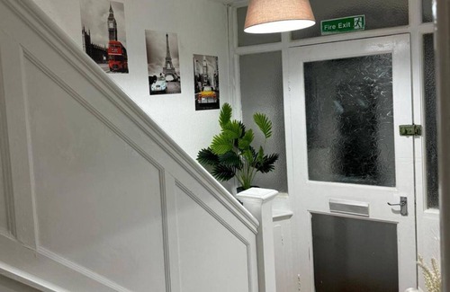 Northampton House | 4BR FamilyHome and Parking Sleeps7 Guests