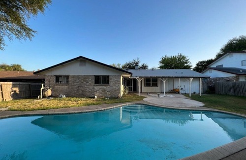 Universal City House | 4BR Home w/Pool Furnished Extended Stay near Randolph AFB Fast Wi-Fi W/D