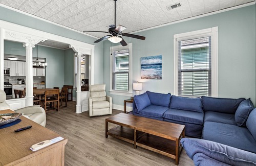 Galveston House | 4BR Island Getaway–Walk to Seawall & Pleasure Pier