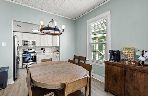 Galveston House | 4BR Island Getaway–Walk to Seawall & Pleasure Pier