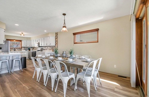 North Webster House | 4BR Lakefront · Pier · Game Room · Sleeps 16