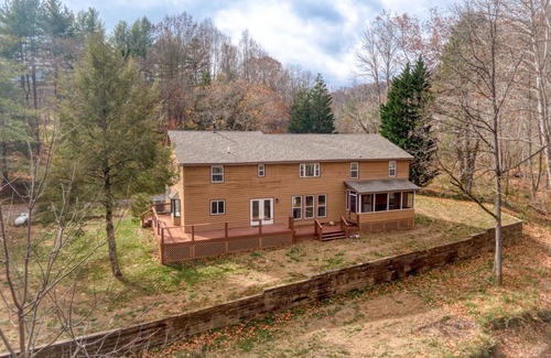 Kellysville Cabin | 4BR Lodge on Wolf Creek – Fishing, Hiking, New River Fun & Hokie Weekends