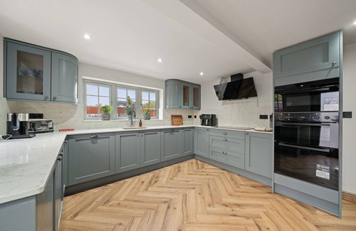 King's Bromley House | 4BR luxury Cottage, Hot Tubs, Hoar Cross, Staffs