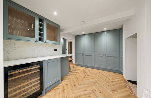 King's Bromley House | 4BR luxury Cottage, Hot Tubs, Hoar Cross, Staffs