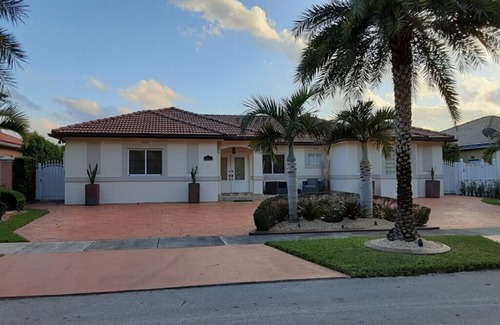 Miami Lakes House | 4BR Luxury Pool Home in Miami Lakes - Fully Equipped for Long Stays