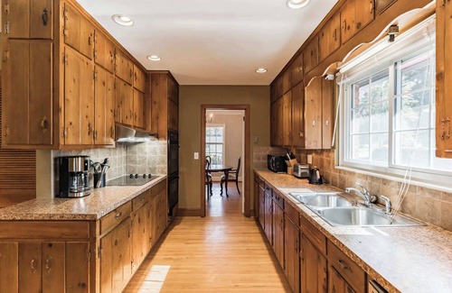 Beverly Woods House | 4BR Ranch Near Southpark | Porch + Big Backyard