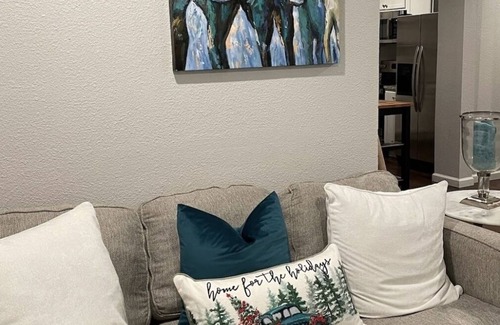 Oak Cliff House | 4BR renovated modern & tastefully decorated ! Free parking!