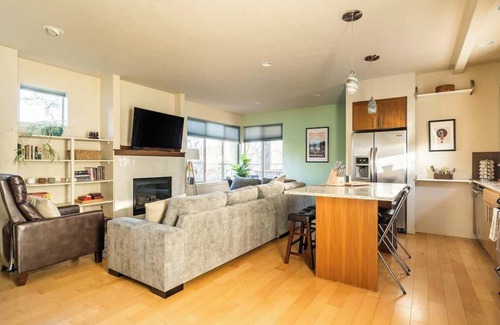 King House | 4BR Sleeps 10 Trendy Arts District Location
