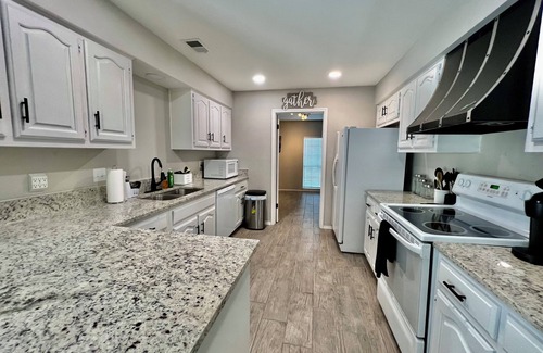 Universal City House | 4BR Universal City Retreat Military & Corporate Housing Wi-Fi
