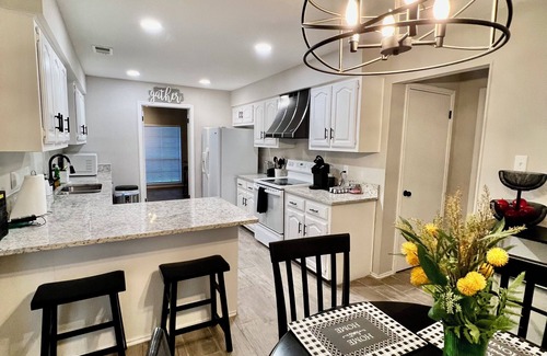 Universal City House | 4BR Universal City Retreat Military & Corporate Housing Wi-Fi