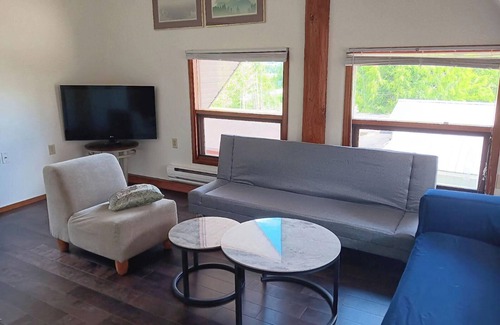 Tappen Hotel | 4km off Highway 1, just west of Shuswap Lake, with beautiful mountain view