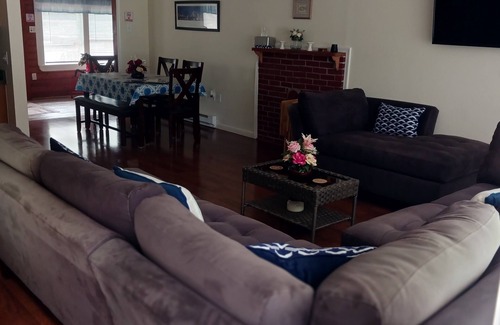 Greentown House | 4th night free. Pocono mountain. 2 mins to Lake Wallenpaupack. 30 mins to Ski.
