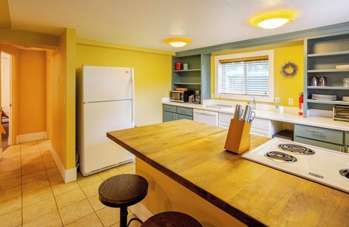 Riverfront Apartment | 4th St. Hideaway : 2BD, Blocks to River & Downtown
