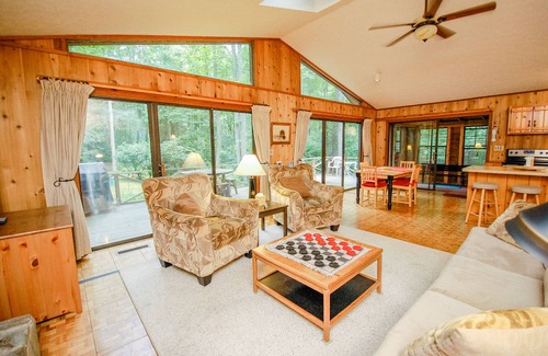 Indian Rock Springs Cabin | 5.5 Acre Creek Front ~ Hi Speed Internet/ROKU TV