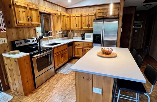 Indian Rock Springs Cabin | 5.5 Acre Creek Front ~ Hi Speed Internet/ROKU TV