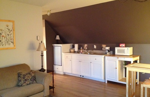 Brainerd House | 5 Acre property. Private TENNIS and PICKLEBALL COURT. Sandy Beach, Good Fishing.