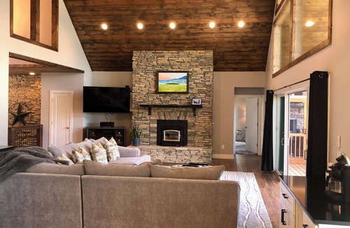 Sautee Nacoochee Cabin | 5 ALL KING BRs-Bridesmaid Spa & Glam Suite, Sauna, Chef, 10+ Acres 3 mi. Helen